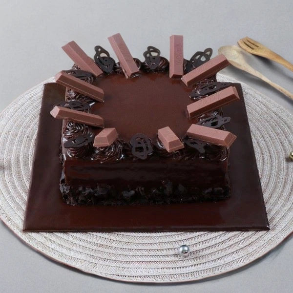 Delicious KitKat Cake